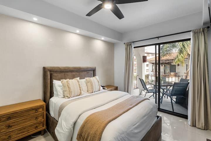 El segundo dormitorio tiene una cama tamaño queen. 
Televisión de 32 pulgadas de 
aire acondicionado en el dormitorio.
Armario de tamaño completo. 