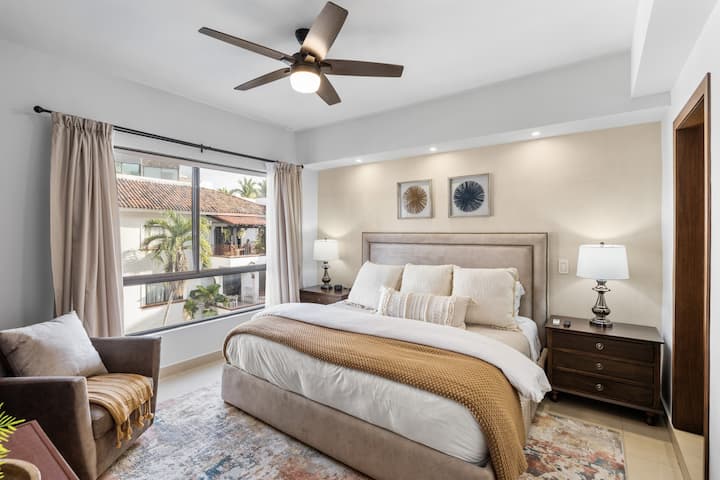 Baño con cama tamaño king 
dentro del dormitorio principal 
Televisión de 40 pulgadas con 
aire acondicionado dentro de la habitación 