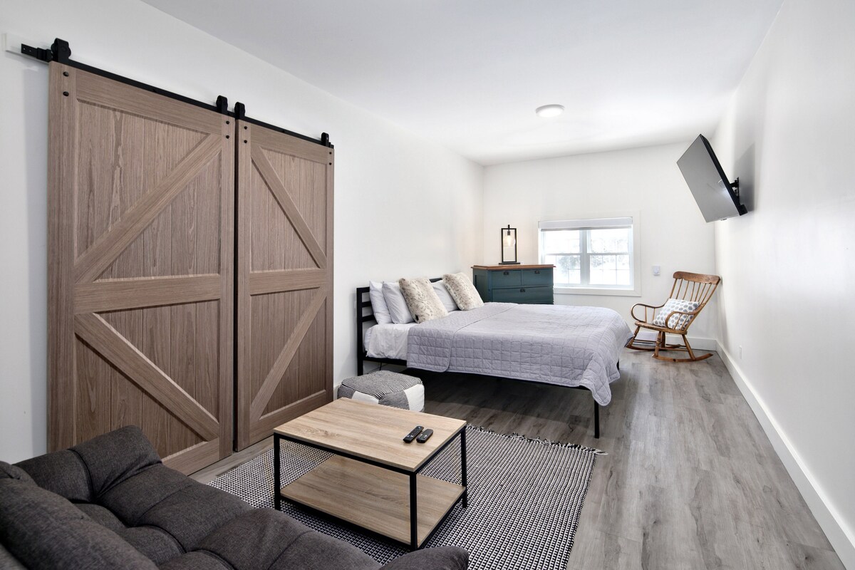 Спалниот апартман на горниот кат се состои од брачен кревет (широк 150-179 см) со душек од Даглас, удобен јорган, паметен телевизор со рамен екран, електричен камин, кауч на спуштање кој може удобно да спие и целосна бања.  