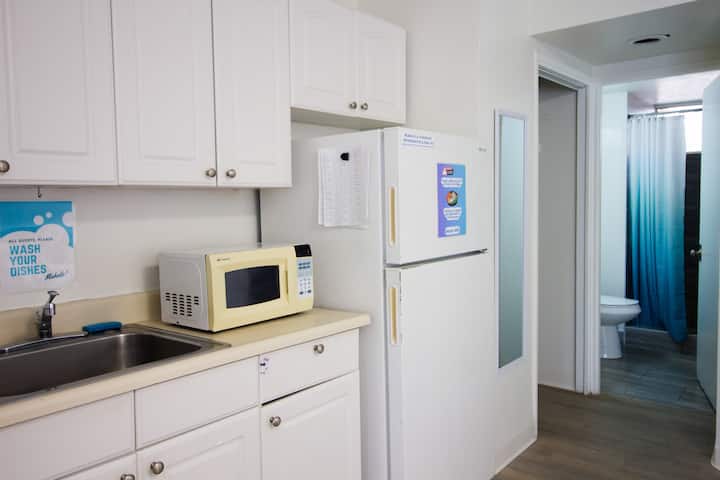 4-bed Female Dorm | Waikiki Beachside Hostel - Honolulu