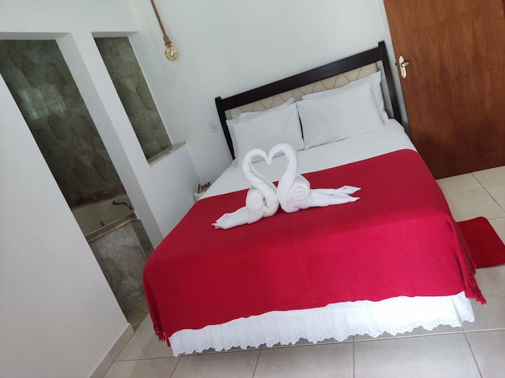 סוויטה רביעית עם מיטת קווין שנוח לאורחים שלנו.