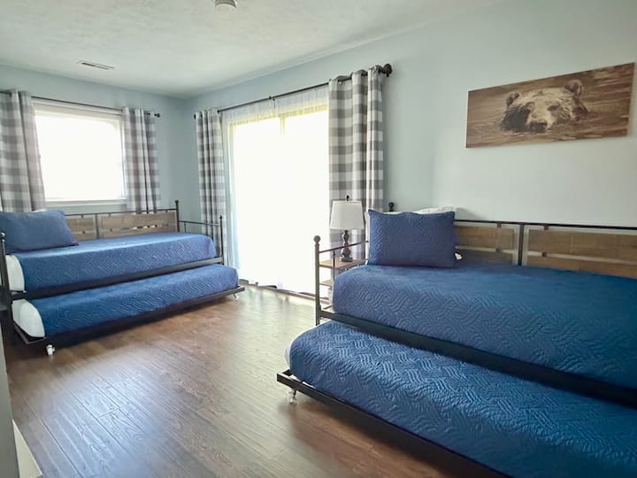 Spálňa 2 so 4 samostatnými lôžkami. Každá posteľ je vhodná pre dospelých. 12-palcové matrace na horných dvojčatách. 10-palcové matrace s hrúbkou na vysúvacích trundách. Ďalšie prikrývky a vankúše v skrini. 