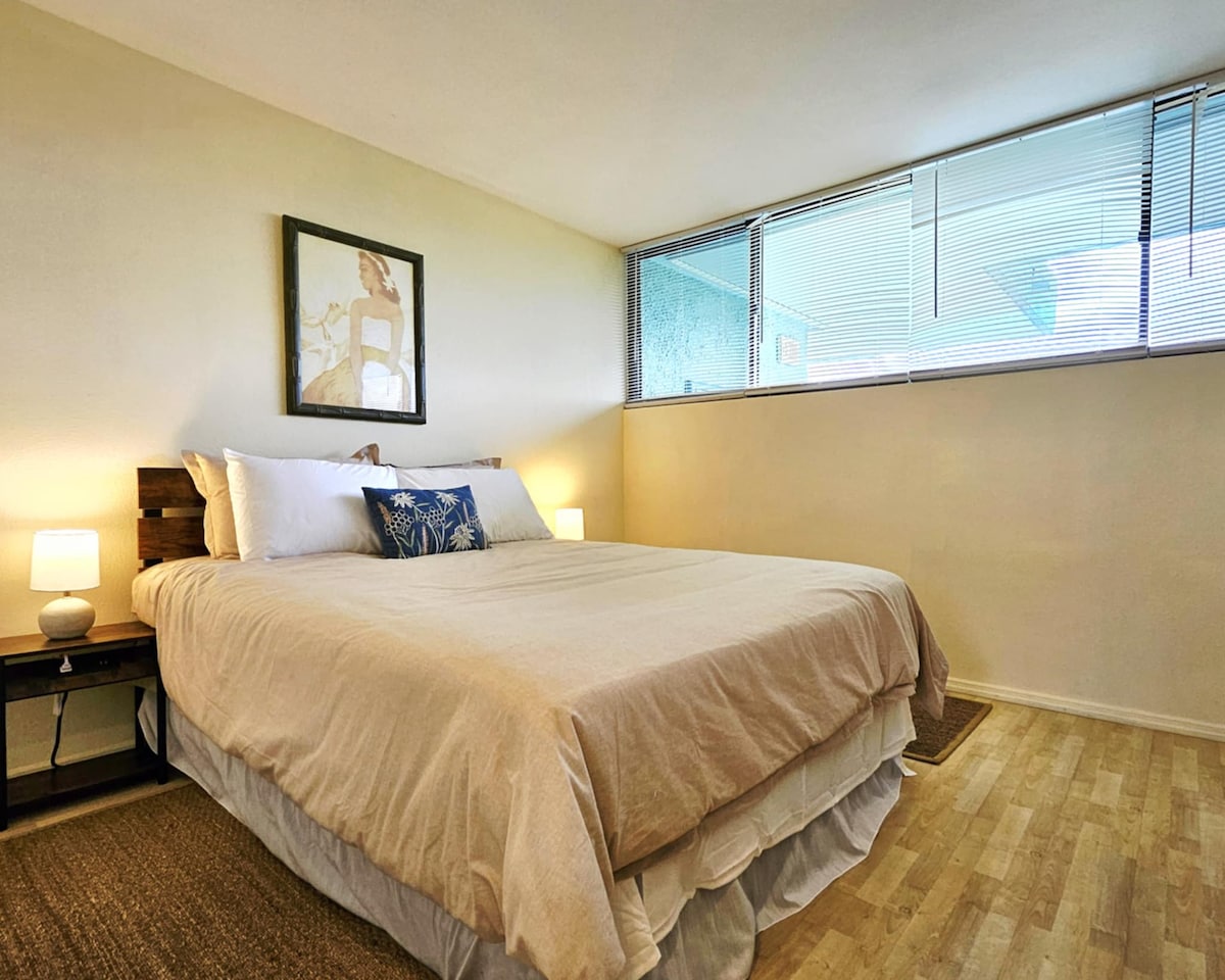 2号卧室还有一张标准双人床，配有全新的高端床垫。 