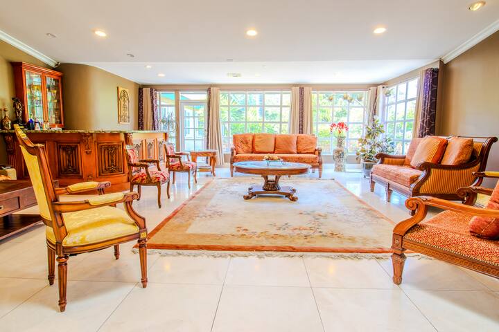 Beautiful resort like home near everything gallery image 4