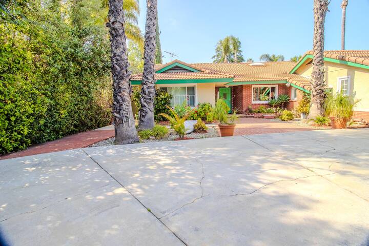 Beautiful resort like home near everything gallery image 2