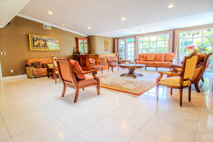 Beautiful resort like home near everything gallery image 3