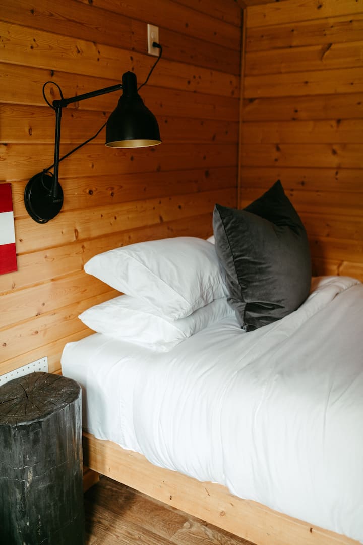 Თითოეული საძინებელი გამოირჩევა ერთი პლუშის საწოლით, ქვემოთ პლედით და 4 ბალიშით - 2 ბუმბულით და 2 ქაფით.