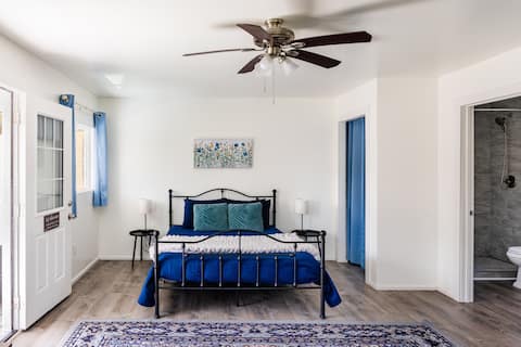 Private Spa, WiFi + AC, Kitchen, Queen, Sunset !