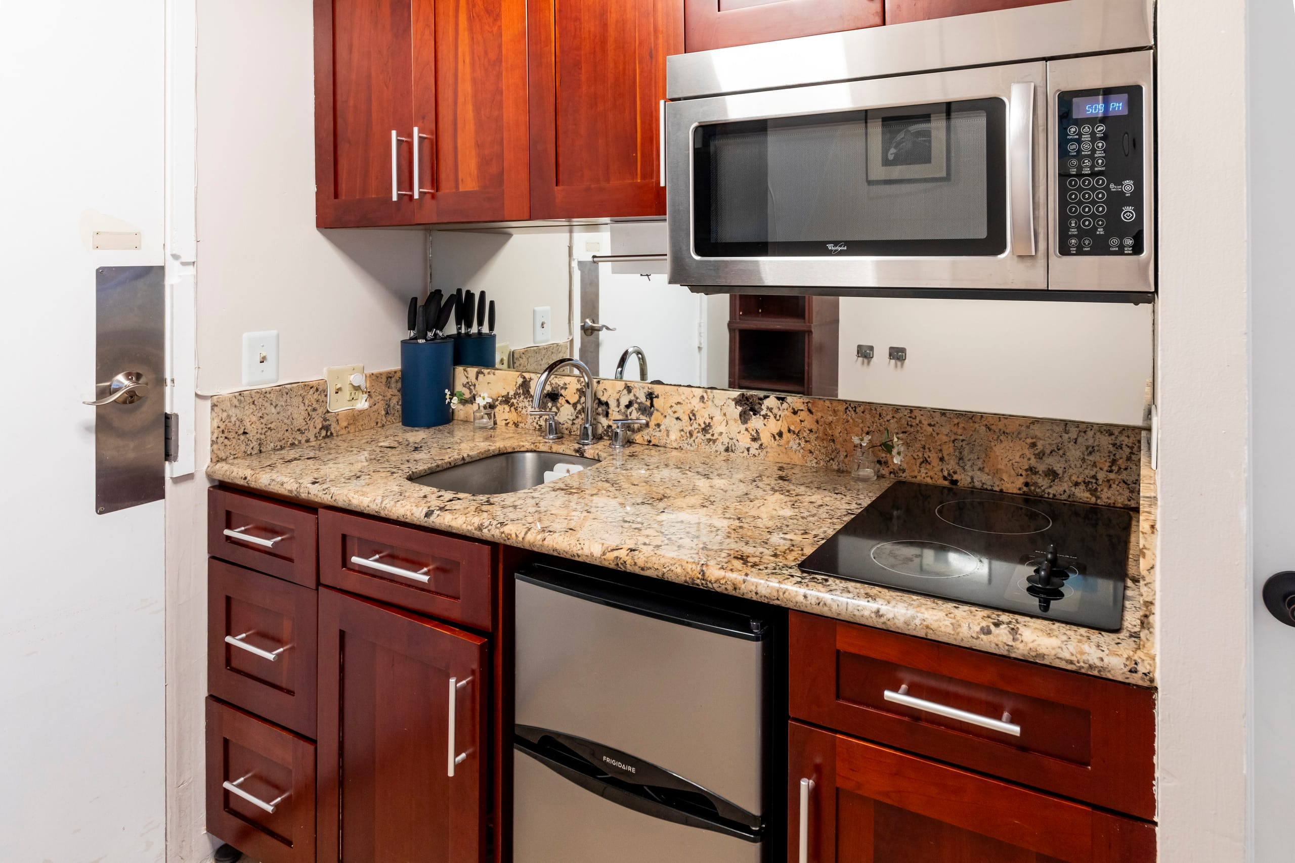 Condo in Honolulu · ★4.77 · 1 bedroom · 2 beds · 1 private bath - Image 4