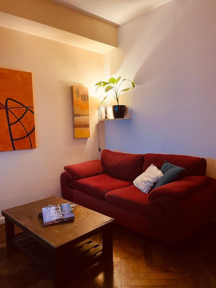 Veľká 3-lôžková pohovka a funkčný stôl na myši.
