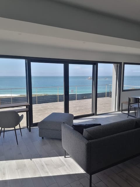 Top Airbnb: The beach house 4* waterfront SPA inside in Plouarzel