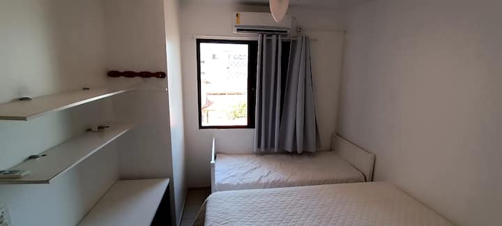 Apartman s bračnim krevetom i krevetom za jednu osobu, oba s madracima u odličnom stanju. Ormarić i stalak za odjeću te noćni ormarić s sjenilom za svjetiljku. Ima kupaonicu s WC-om (kupaonica br. 1).