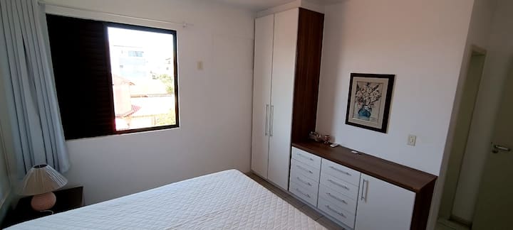 Veliki apartman s bračnim krevetom i madracem za seminovo. Ormar, noćni ormarići sa svjetiljkom i potpuno opremljena i privatna kupaonica. Dostupna je posteljina i djelomičan pogled na more.