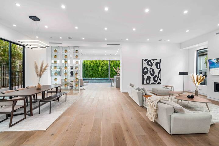 Villa Waldorf by LuxJB | 16 guests | 8 beds | Gym gallery image 3