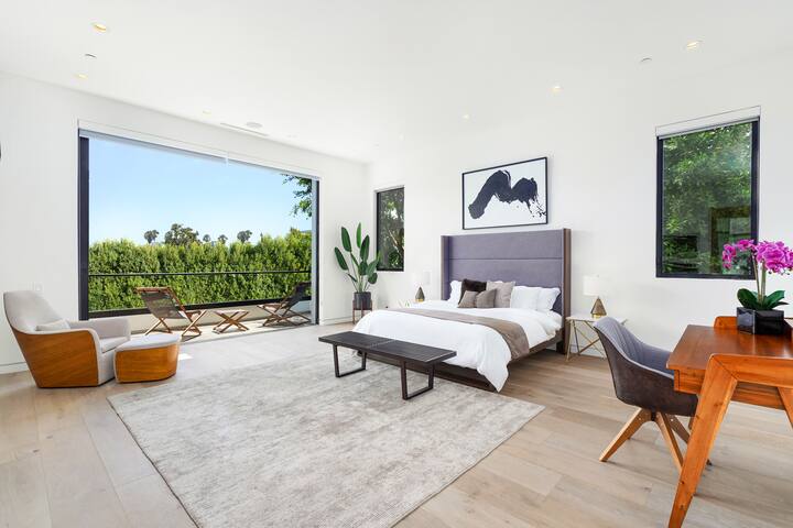 Villa Waldorf by LuxJB | 16 guests | 8 beds | Gym gallery image 4