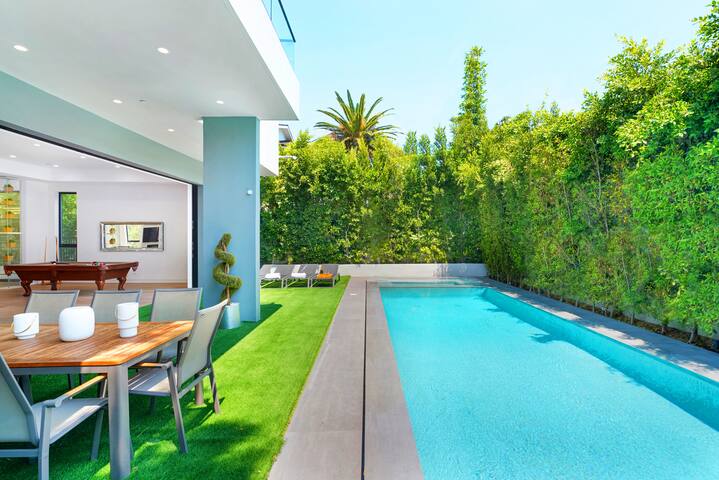 Villa Waldorf by LuxJB | 16 guests | 8 beds | Gym gallery image 5