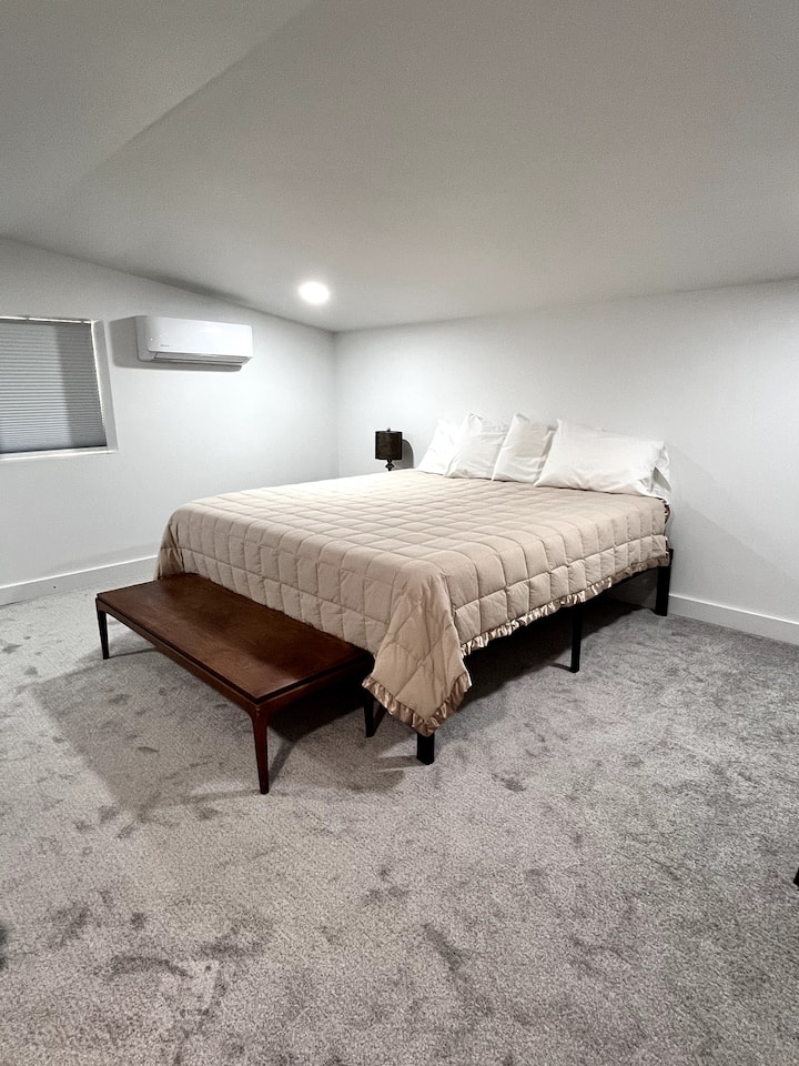 ห้องนอนชั้นบนพร้อมเตียงคิงไซส์