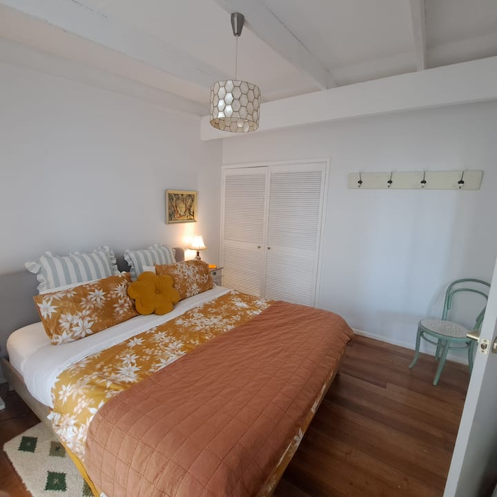 Pohodlná manželská posteľ (matrac je stredne tvrdý) s bielou posteľnou bielizňou a rôznymi obliečkami čaká na váš spánok počas dovolenky. 
Záclony zatemňujú miestnosť a z okien je výhľad na stromy na prednom dvore.

Náhradné prikrývky, ventilátory a ohrievače v šatníku.