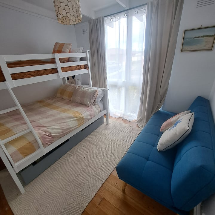 Manželská posteľ s jednolôžkovou palandou hore (jednolôžko nie je vhodné pre dospelú osobu), ako aj rozkladací futón, ak potrebujete zmeniť usporiadanie lôžok!
Veľa kníh a hier vo výsuvnej zásuvke!
Zatemňovacie závesy a priehlbiny v miestnosti.