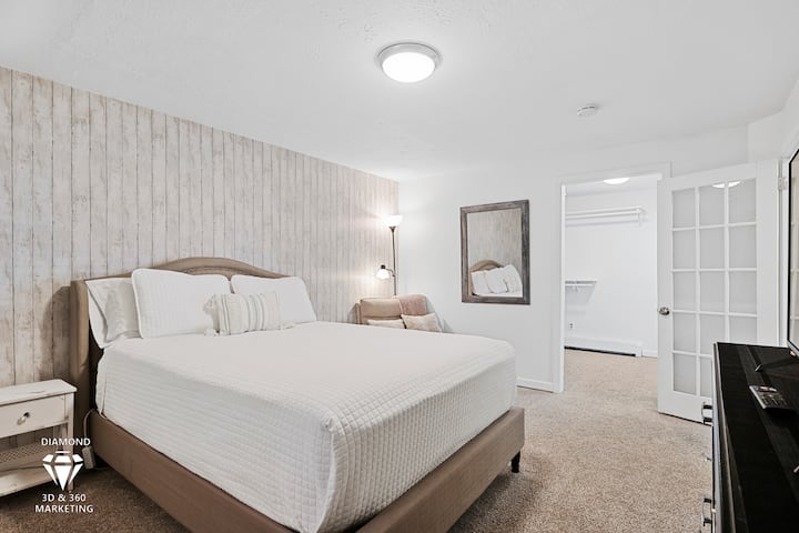 Krevat dopio "queen", karrige për lexim dhe dollap i madh