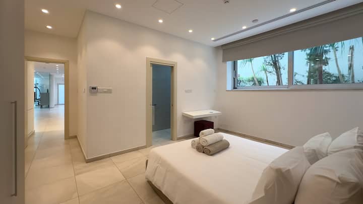 Picha zimekusudiwa kwa madhumuni ya masoko.  Ombi lolote mahususi la mpangilio wa kitanda linapaswa kuarifiwa mapema ili kuandaa nyumba ipasavyo. 