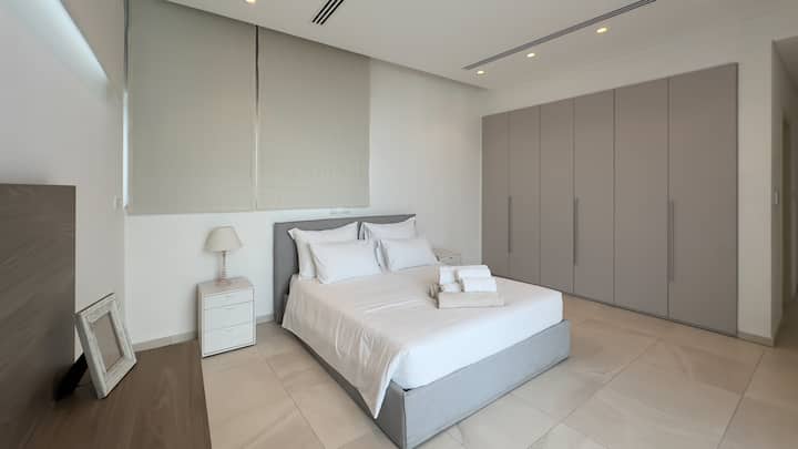 Chumba hiki cha kulala kina kitanda cha watu wawili