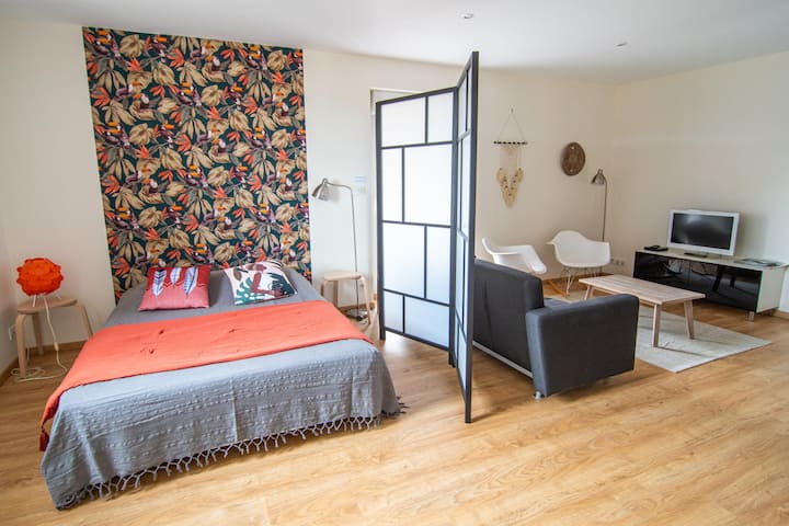 Questa zona notte con letto 140x200 si trova nella stessa stanza della zona giorno