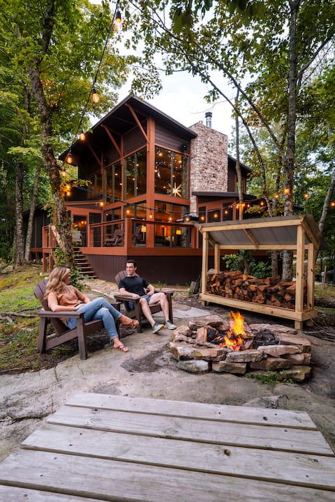 Views, InstaFamous, 5min 2 Hikes, Dogs, HotTub