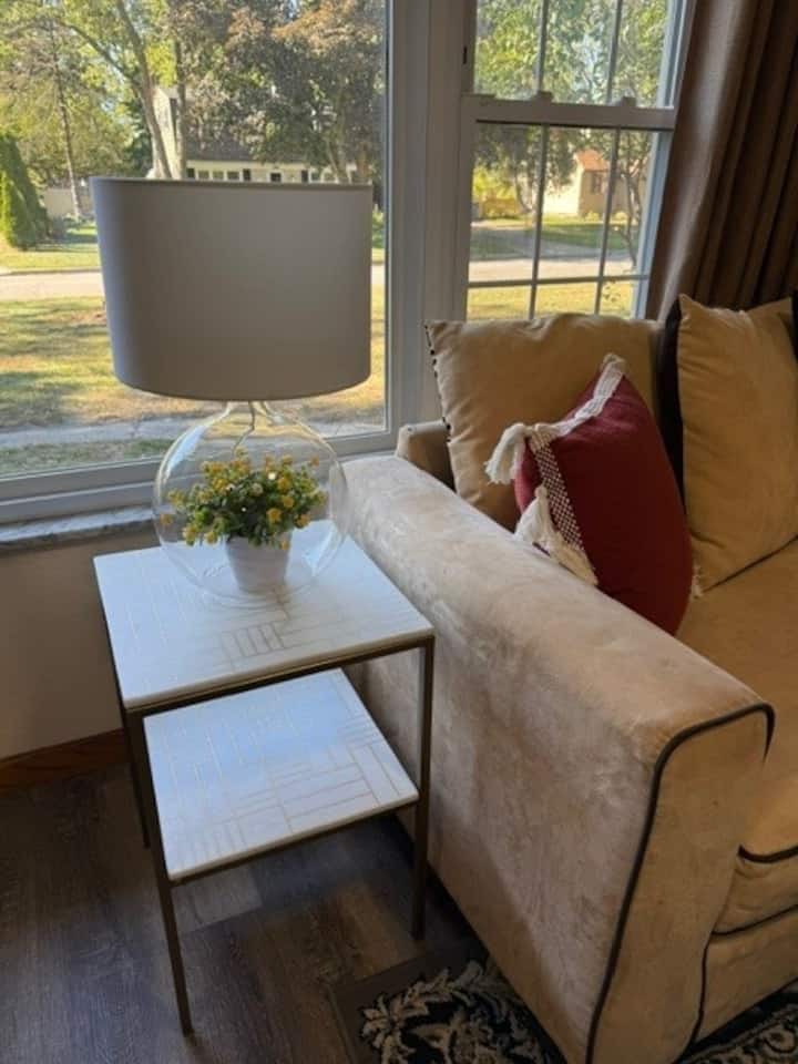 *Convenient And Homey* 4 Br 1 Ba W/king Bed - Toledo, OH