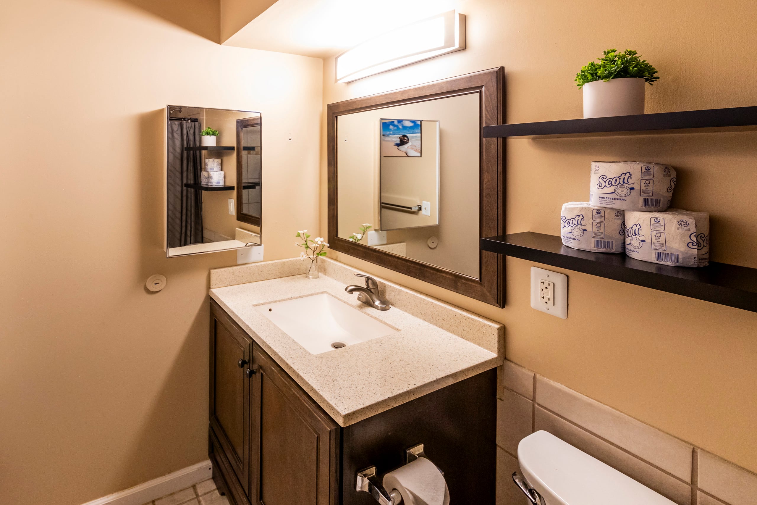 Condo in Honolulu · ★4.4 · Studio · 1 bed · 1 private bath - Image 5