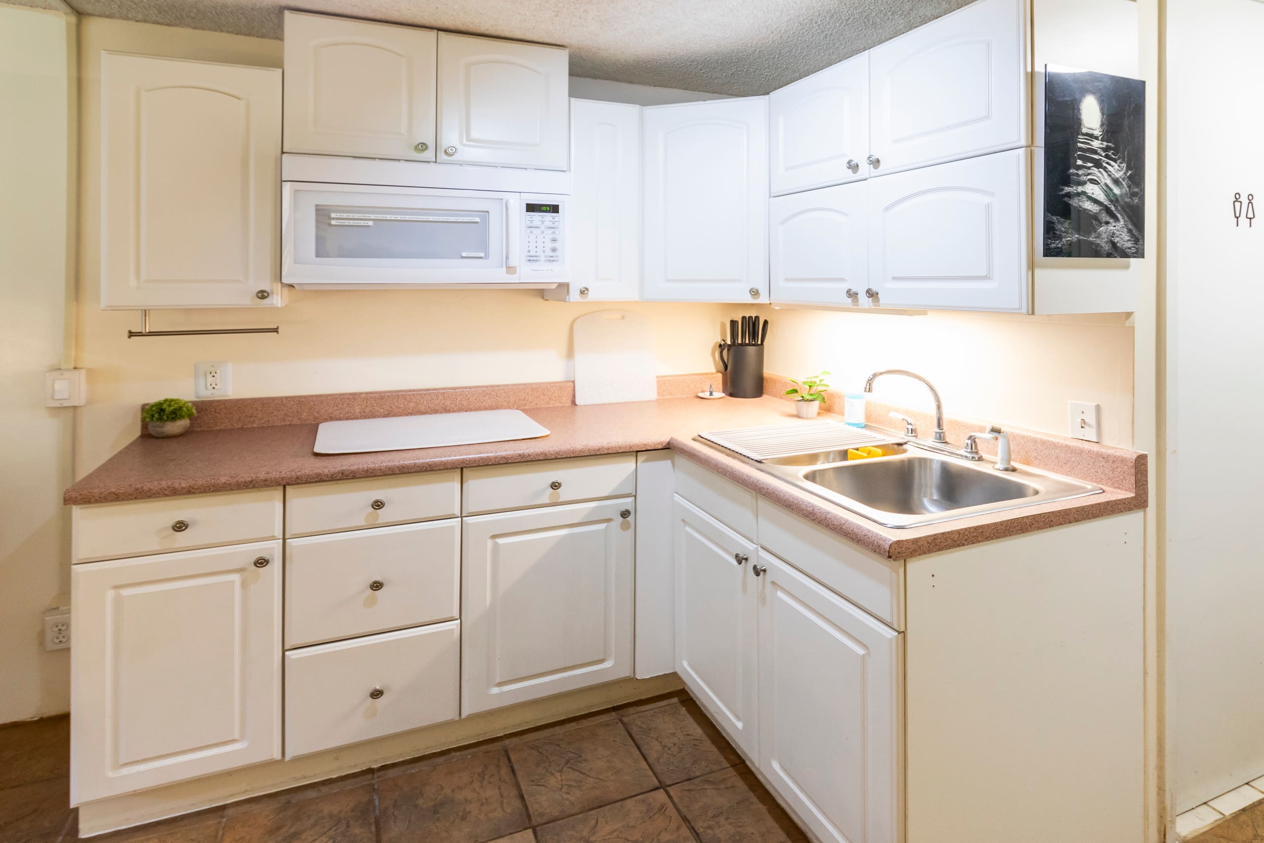 Condo in Honolulu · ★4.4 · Studio · 1 bed · 1 private bath - Image 3