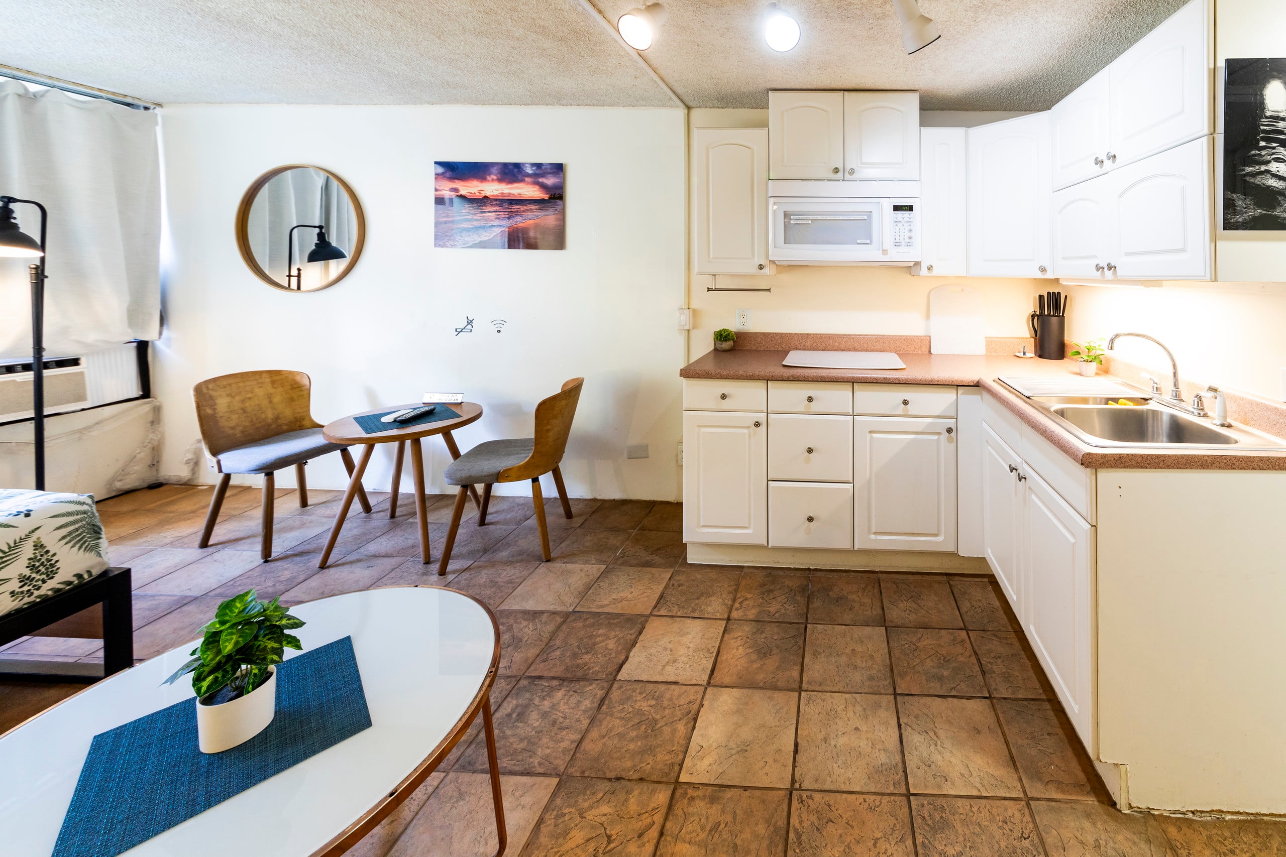 Condo in Honolulu · ★4.4 · Studio · 1 bed · 1 private bath - Image 2