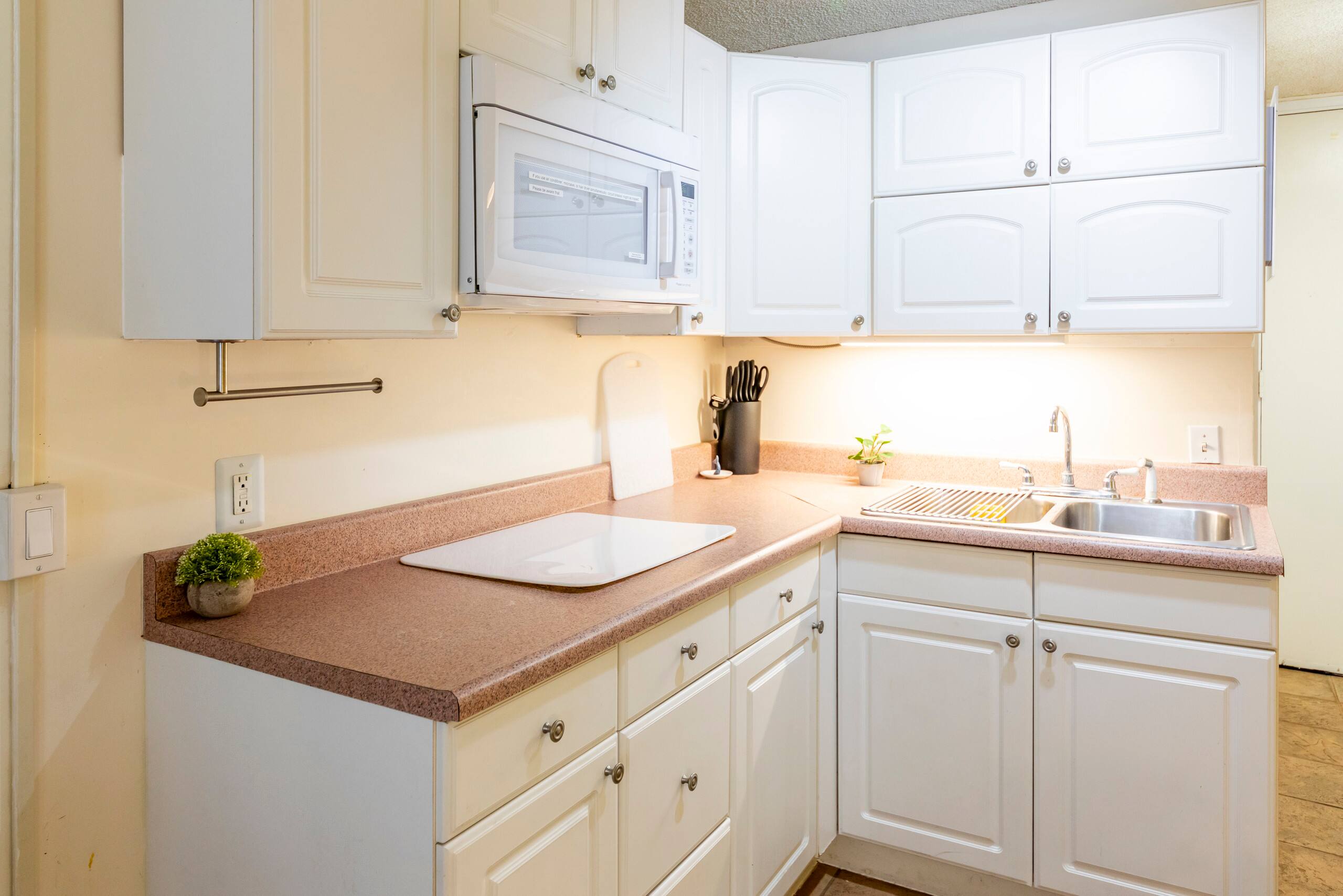 Condo in Honolulu · ★4.4 · Studio · 1 bed · 1 private bath - Image 4