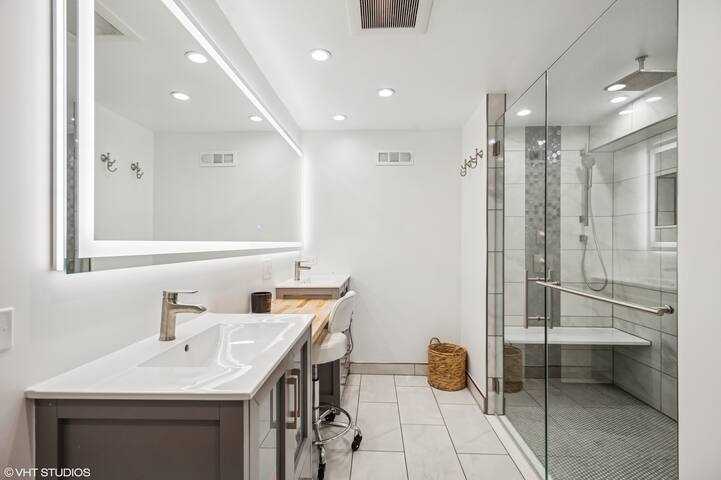 Luxury Loft with Private Pool and Movie Theater gallery image 5