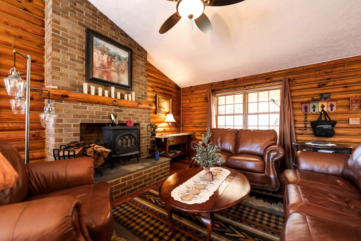 Ღია ცის ქვეშ მდებარე საცხოვრებელი სივრცე ლამაზად არის მოწყობილი და საშუალებას გაძლევთ, მარტივად ისაუბროთ, იქნება ეს სადილობა, საჭმლის მომზადება თუ დასვენება. 
