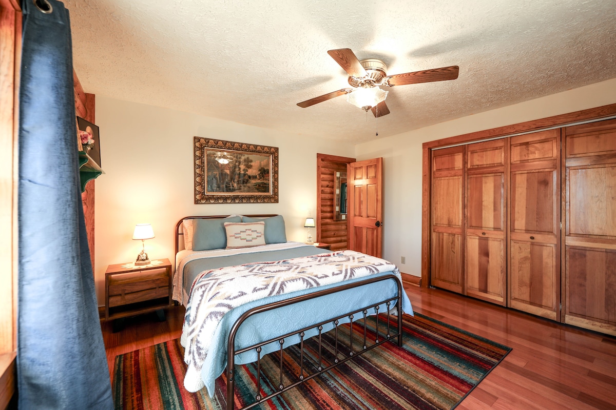 Საძინებელი 1, ზედა სართული.  Თქვენ გელით შესანიშნავი ძილი - იქნება ეს ახალი ლეიბი და წვრილი თეთრეული, თუ უშუქო ფარდები, რომლებიც ფარავს ჩრდილოეთ და აღმოსავლეთ ხედებს! 