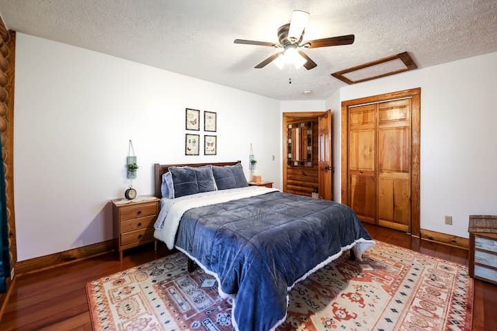 Wake up to the deer frolicking in the front yard. Heavy lambswool comforter for the winter...