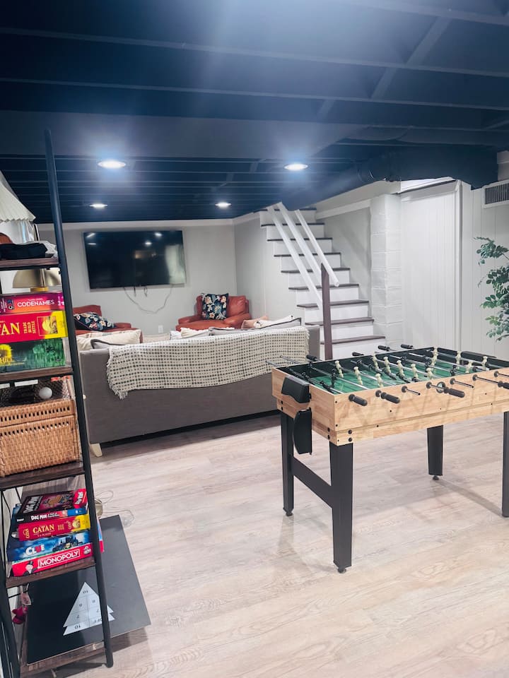 Zabavna igraonica s mnoštvom igara može funkcionirati kao dodatni prostor za spavanje, s kaučem na izvlačenje i drugom kupaonicom s WC-om! 