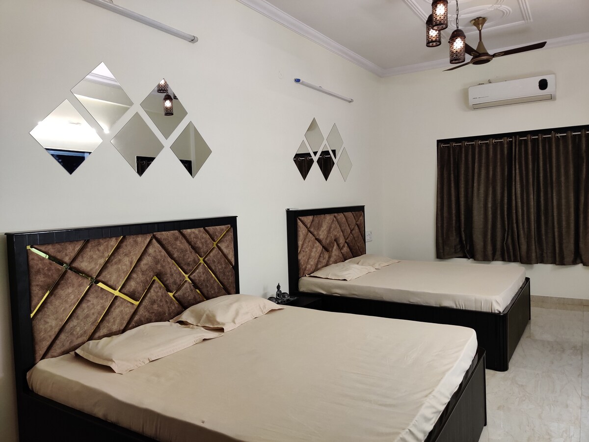 חדר שינה משפחתי ממוזג עם חדר רחצה צמוד, מרפסת וג'קוזי. 