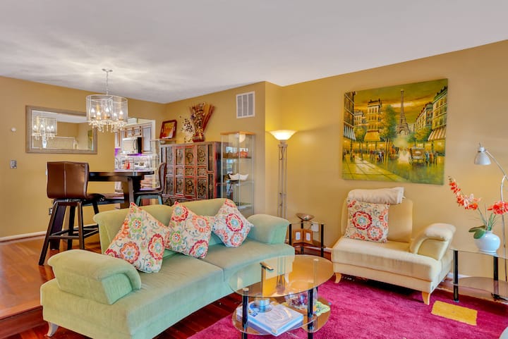 خطط طابق مفتوح للاستمتاع بالطابق الأول الفسيح.

ملاحظة: توفر هذه الأريكة سريرًا كبيرًا بالحجم الكامل، عند دمجها مع المقعد نصف الدائري المقابل لها (الذراع ومسند الظهر قابلان للإزالة)