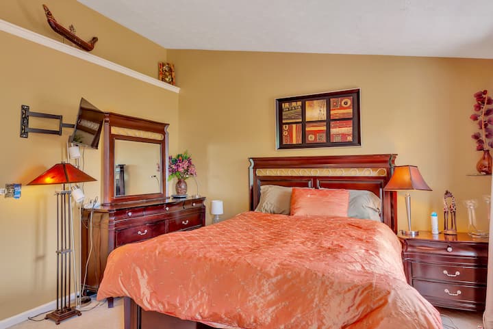 غرفة نوم كبيرة جدًا بألوان مبهجة ومساحة تخزين كبيرة!