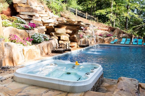 Lake Chatuge Lodge,9 bds, Boat, Pickleball court.