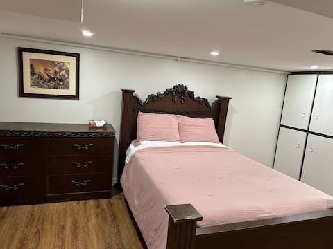 Adorable 2 Bedrooms Unit Near Riverside