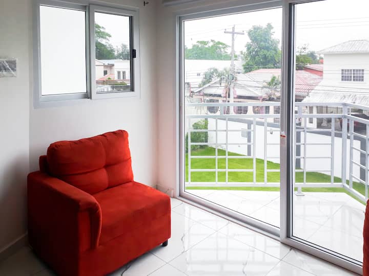 Sala con balcón y vistas al jardín