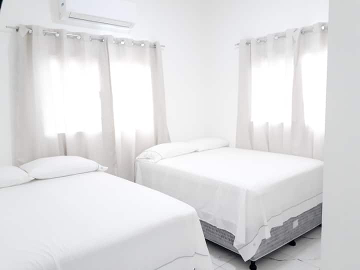 
Dormitorio 2  con TV 40-Cable Internet, Aire acondicionado, Guardarropa-Percheros, Espejo Grande, Butaca.
