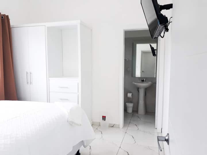 Habitacion 1  con 1 cama Matrimonial   con TV 40 Cable-Internet , Aire acondicionado, Guardarropa-Percheros, Espejo Grande, Butaca.