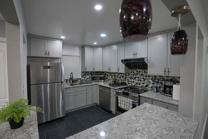 Modern 3 Bed 2 Bath Home With Parking | 2 min LGA gallery image 4