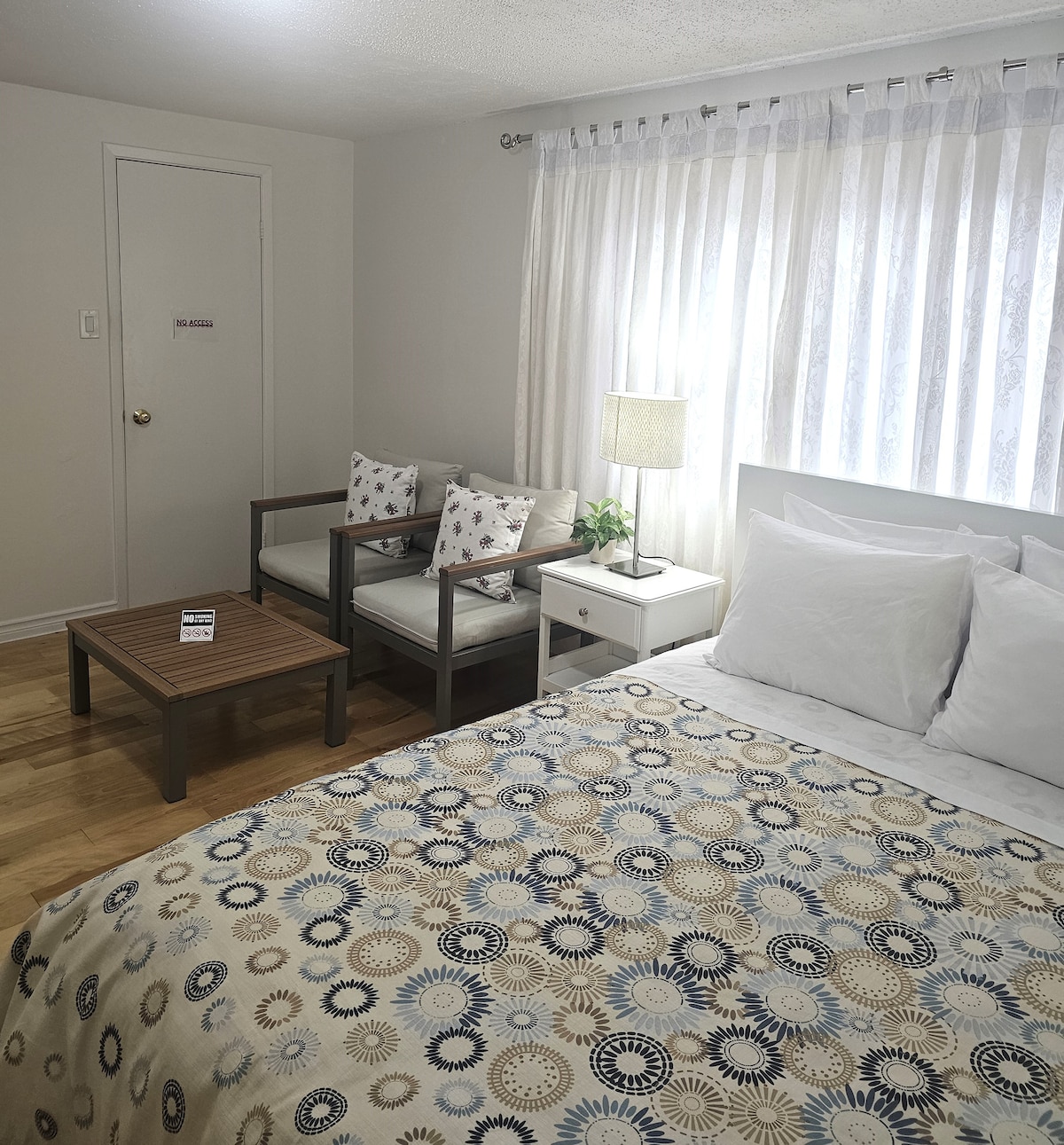 主卧配备标准双人床，配备全套设施。配有2个床头柜+灯具。硬木地板，配有大窗户，阳光充足。配有2张单人沙发椅、咖啡桌、装饰植物。 Wall Almira、数字时钟、镜子、垃圾桶。