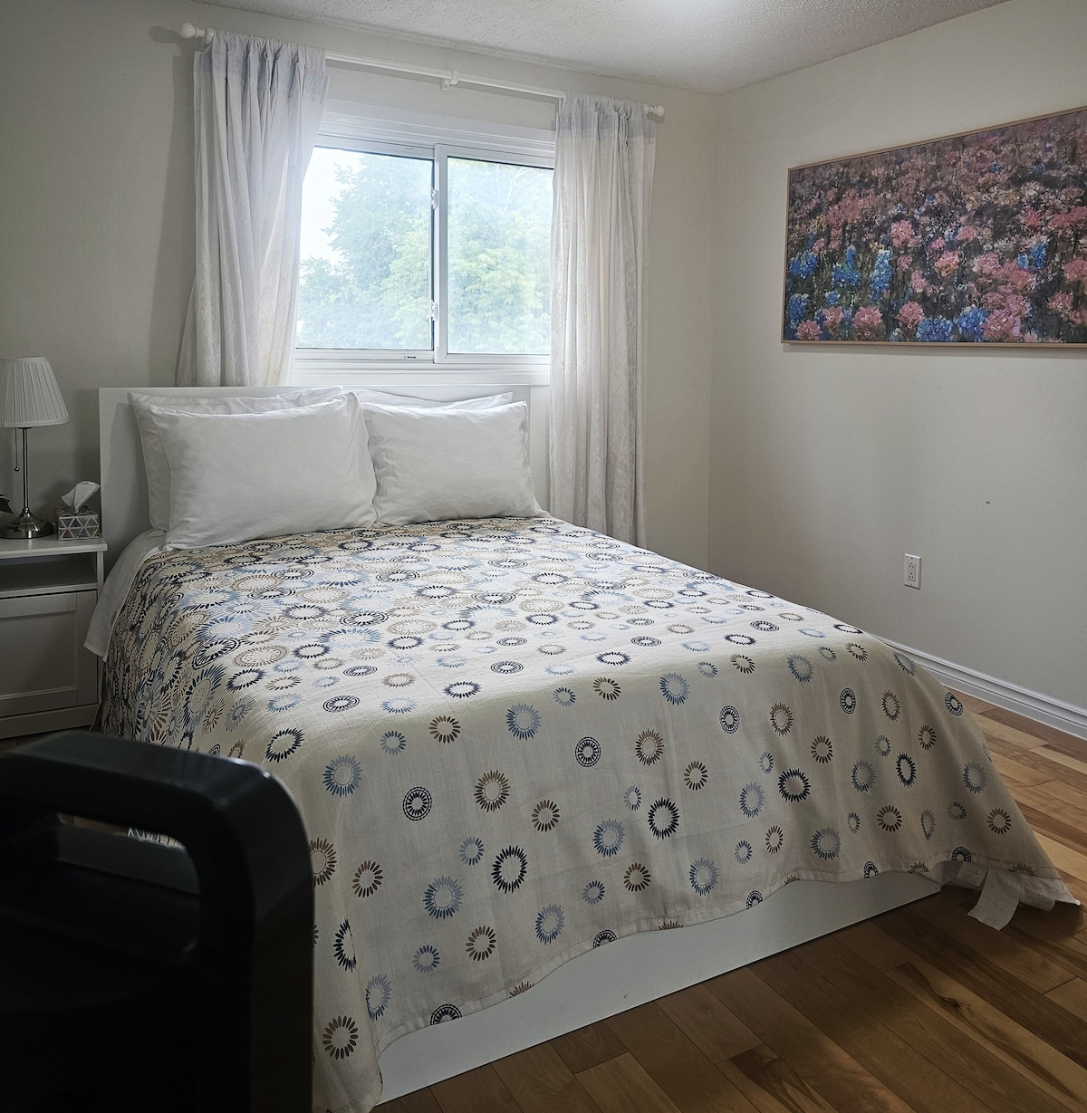 卧室配备全套双人床、带灯的床头柜、壁画、时钟、坐长凳。 硬木地板，宽敞的窗户，阳光充足。 衣柜配有衣架、风扇/暖气、纸巾盒和装饰植物。