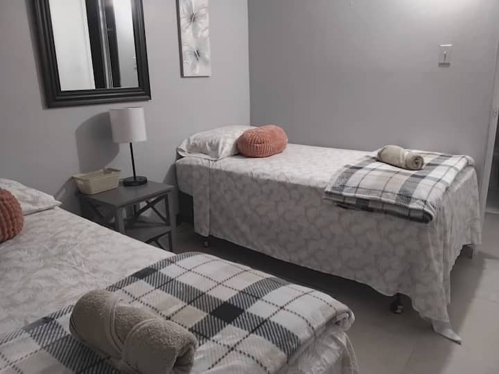 Chumba cha kulala cha 1 chenye vitanda 2 vya ukubwa wa Twin